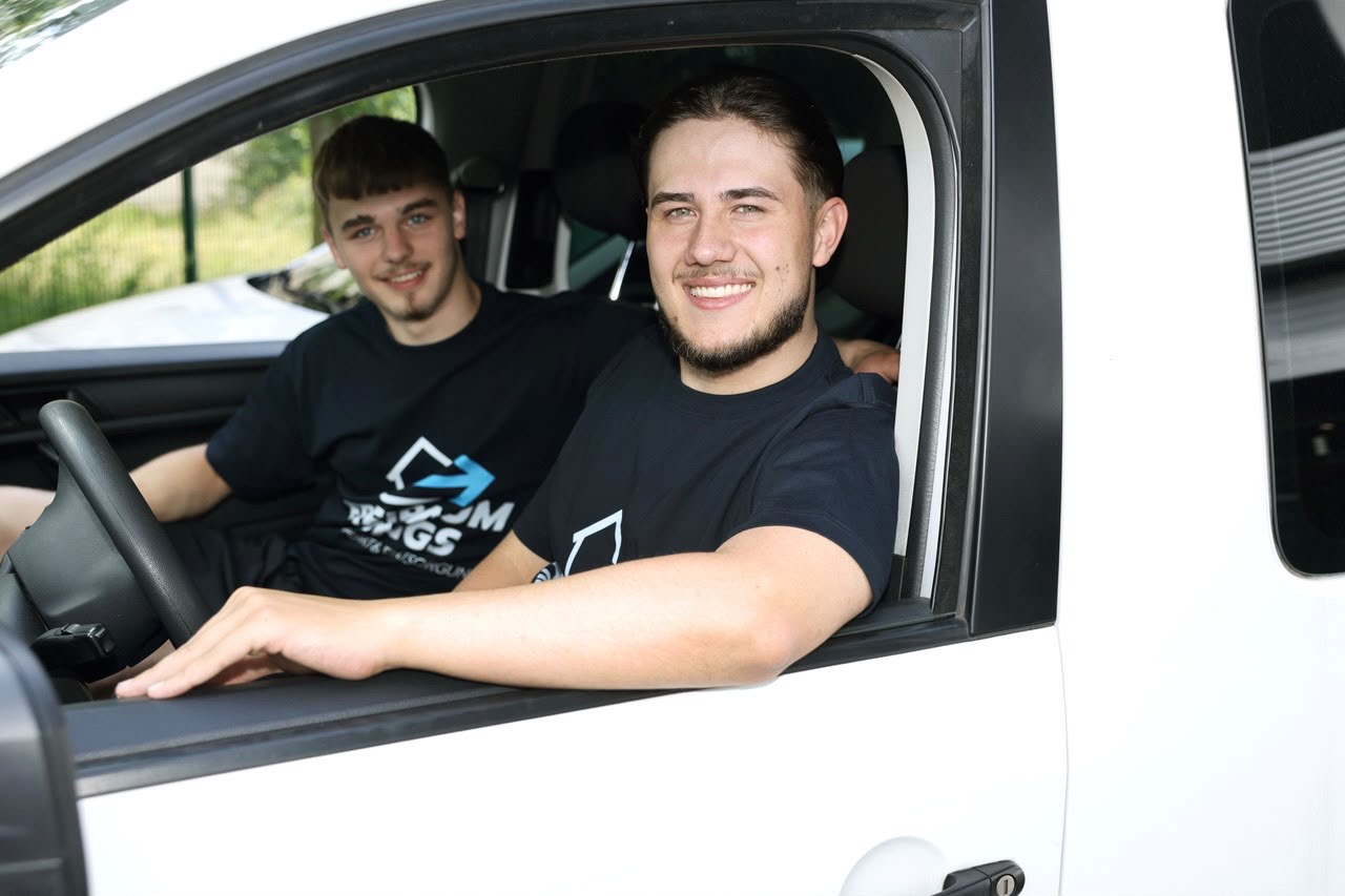 Umzugsteam belädt einen Transporter vor einem Wohnhaus in Leipzig