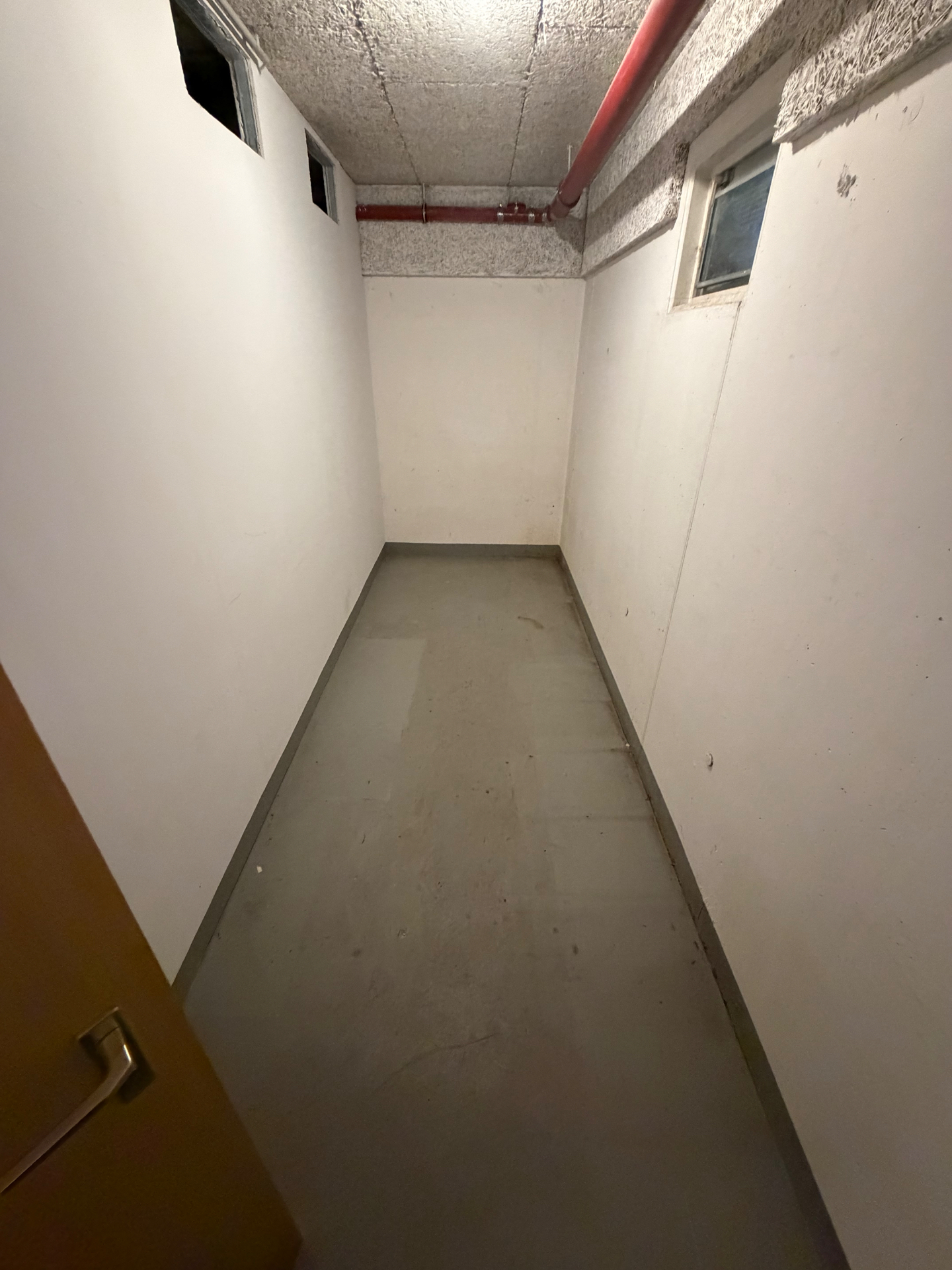 Besenrein übergebener Kellerraum nach der Entrümpelung