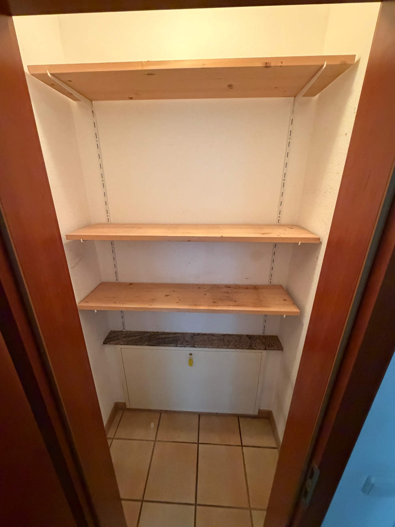 Leerer Abstellraum mit Regalen